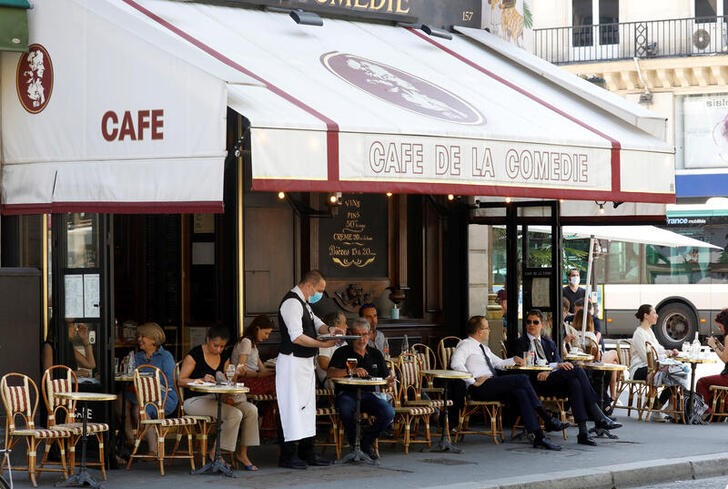 &copy; Reuters. Garçom usa máscara de proteção em café de Paris