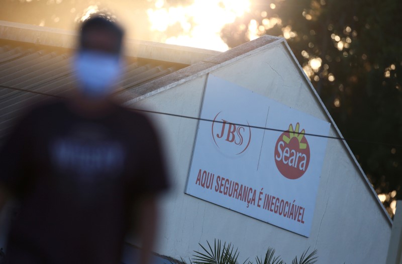 &copy; Reuters. FILE PHOTO: FILE PHOTO: Outbreak of the coronavirus disease (COVID-19) at a JBS factory in Brazil