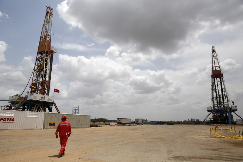 &copy; Reuters. FILE PHOTO: An oilfield worker walks next to drilling rigs at an oil well operated by Venezuela&apos;s state oil company PDVSA, in the oil rich Orinoco belt, near Morichal at the state of Monagas