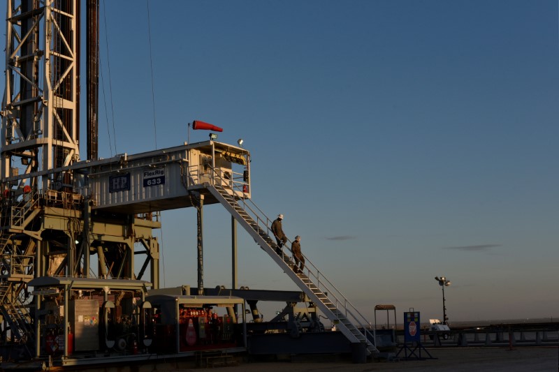 &copy; Reuters. FILE PHOTO: A drilling crew leaves the rig at the end of their shift on a lease owned by Parsley Energy in the Permian Basin near Midland