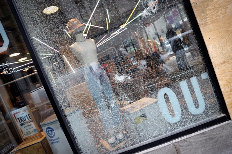 &copy; Reuters. Damage and cleanup after protests against the death in Minneapolis police custody of George Floyd in New York