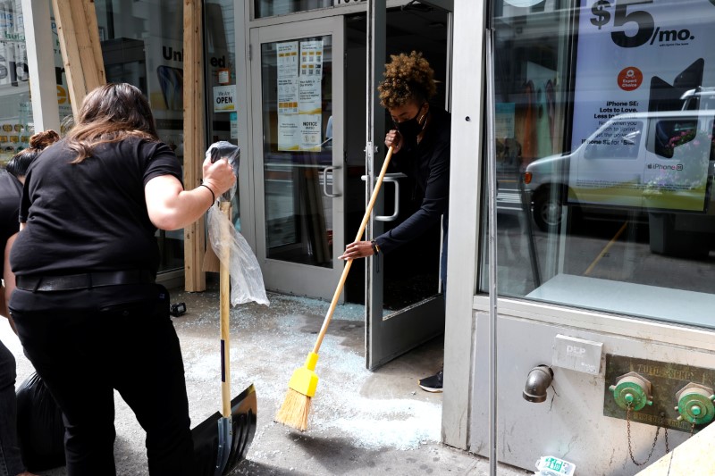 © Reuters. Damage and cleanup after protests against the death in Minneapolis police custody of George Floyd in New York