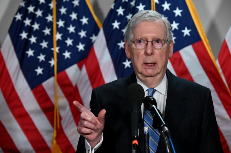 © Reuters. U.S. Senate Majority Leader McConnell speaks to reporters on Capitol Hill in Washington