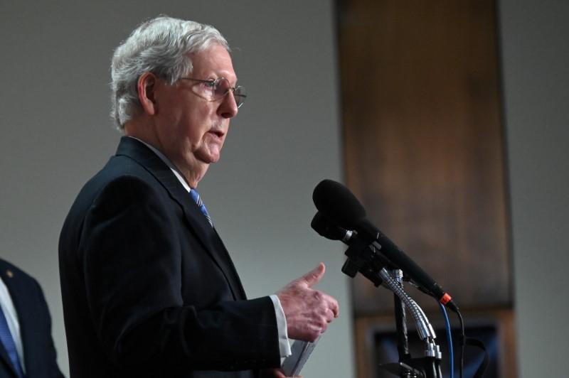 © Reuters. U.S. Senate Majority Leader McConnell speaks to reporters on Capitol Hill in Washington