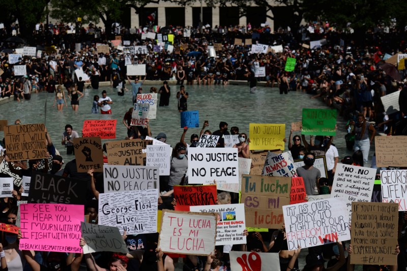 &copy; Reuters. Protesters gather against the death in Minneapolis police custody of George Floyd in Houston