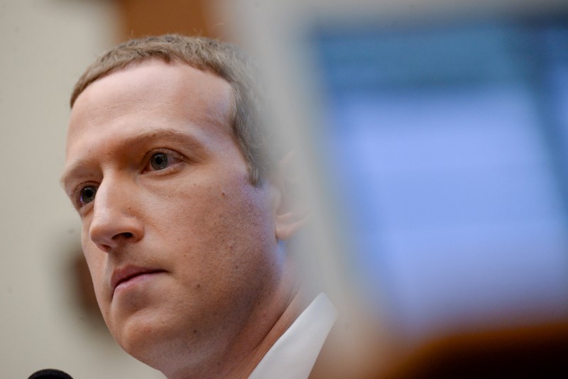 &copy; Reuters. Imagen de archivo del presidente y presidente ejecutivo de Facebook, Mark Zuckerberg, durante una audiencia en la Comisión de Servicios Financieros de la Cámara de Representantes, en Washington, EEUU