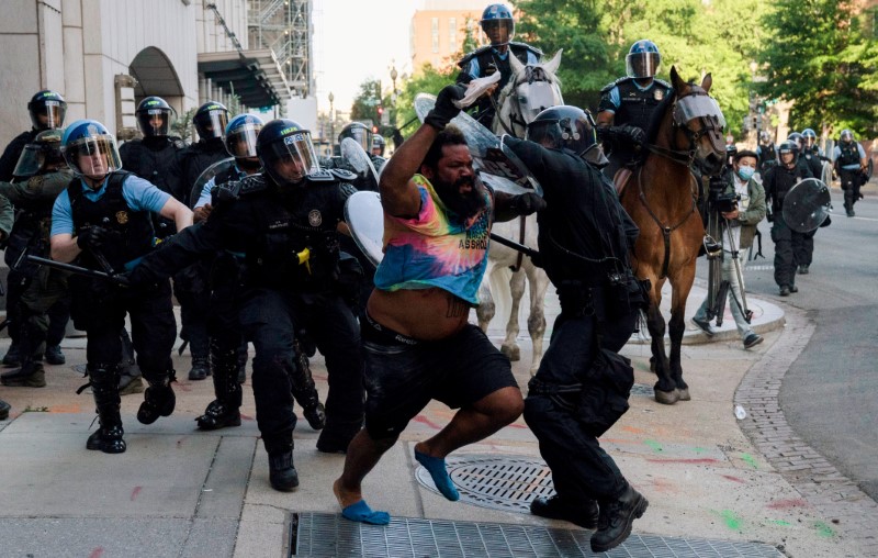 &copy; Reuters. Riot police clear Lafayette Park for a photo opportunity by President Donald Trump in Washington