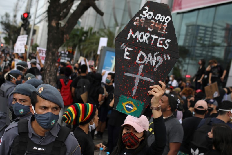 &copy; Reuters. Manifestante protesta contra o governo do presidente Jair Bolsonaro em Manaus