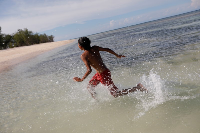 &copy; Reuters. The Wider Image: As crops fail, Indonesia&apos;s Sumba seeks lifeline in weaving, fishing