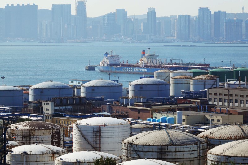 &copy; Reuters. FILE PHOTO: China Ocean Shipping Company (COSCO) vessel is seen near oil tanks at the China National Petroleum Corporation (CNPC)&apos;s Dalian Petrochemical Corp in Dalian