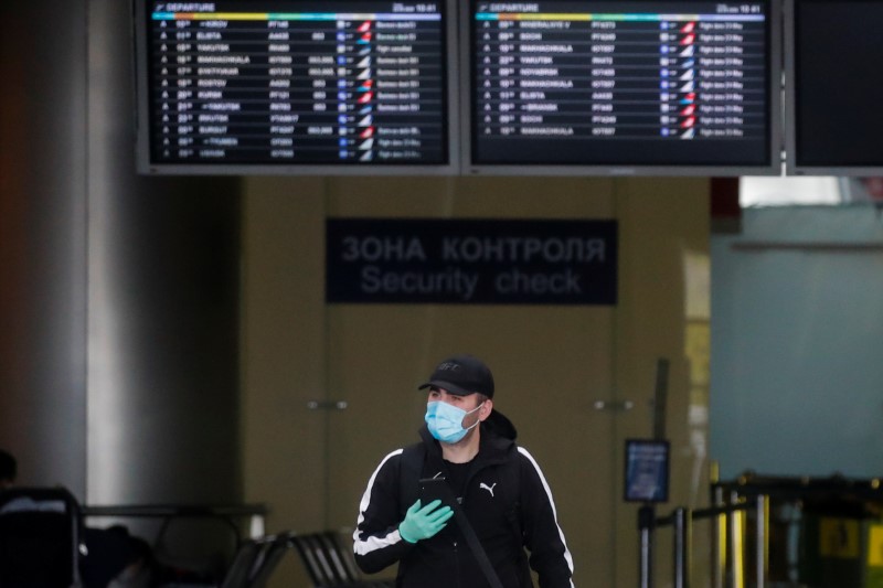 &copy; Reuters. Мужчина в защитной маске в московском аэропорту Внуково