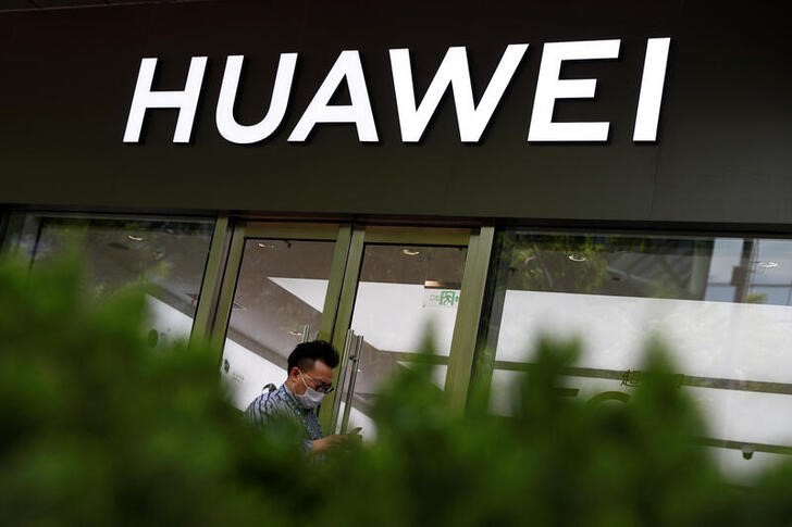 &copy; Reuters. A Huawei shop, amid an outbreak of the coronavirus disease (COVID-19), in Beijing