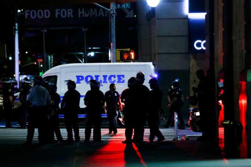 &copy; Reuters. La policía de Nueva York detiene a los manifestantes por violar el toque de queda durante las manifestaciones en reacción a la muerte de George Floyd en el distrito de Manhattan de la ciudad de Nueva York, EEUU