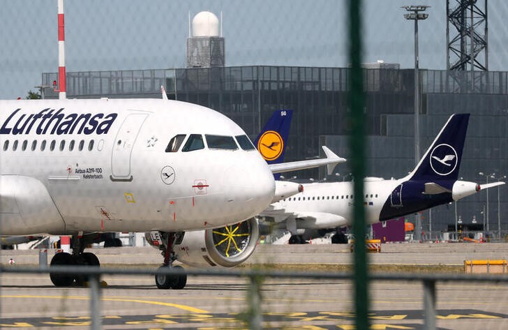 &copy; Reuters. Un aereo Lufthansa presso l&apos;aeroporto di Francoforte, 2 giugno 2020