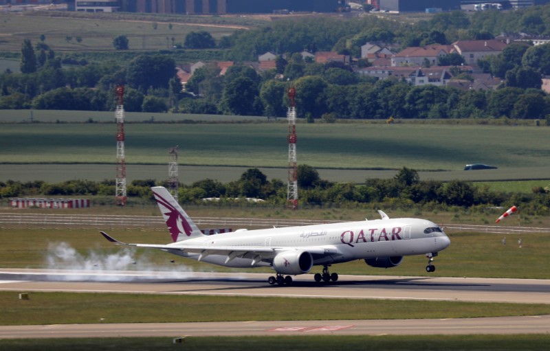 &copy; Reuters. Un aereo del gruppo Qatar Airways presso l&apos;aeroporto parigino di Charles de Gaulle, 25 maggio 2020