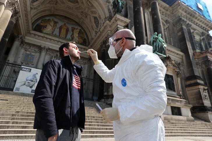 &copy; Reuters. Un operatore sanitario conduce un test anti-coronavirus su un lavoratore a Berlino, 14 maggio 2020