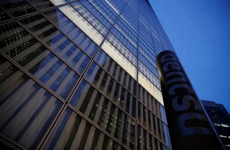 &copy; Reuters. FILE PHOTO: Dentsu&apos;s logo is seen at its head office building in Tokyo