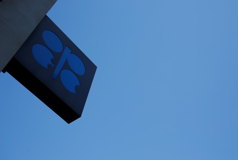 &copy; Reuters. Il logo dell&apos;Organizzazione dei Paesi esportatori di petrolio (Opec) fuori dalla sede di Vienna