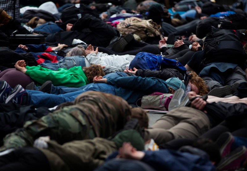 © Reuters. Protesters rally against the death in Minneapolis police custody of George Floyd, in Seattle