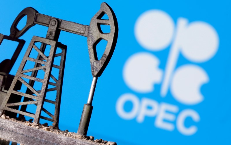 &copy; Reuters. FOTO DE ARCHIVO: Una estanción de bombeo en miniatura frente al logo de la OPEP