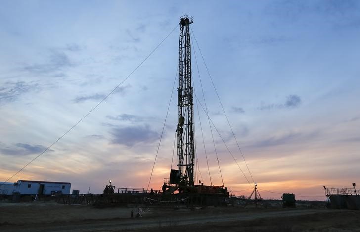 Казахстан сократил добычу нефти и газоконденсата на 10% в мае/апр