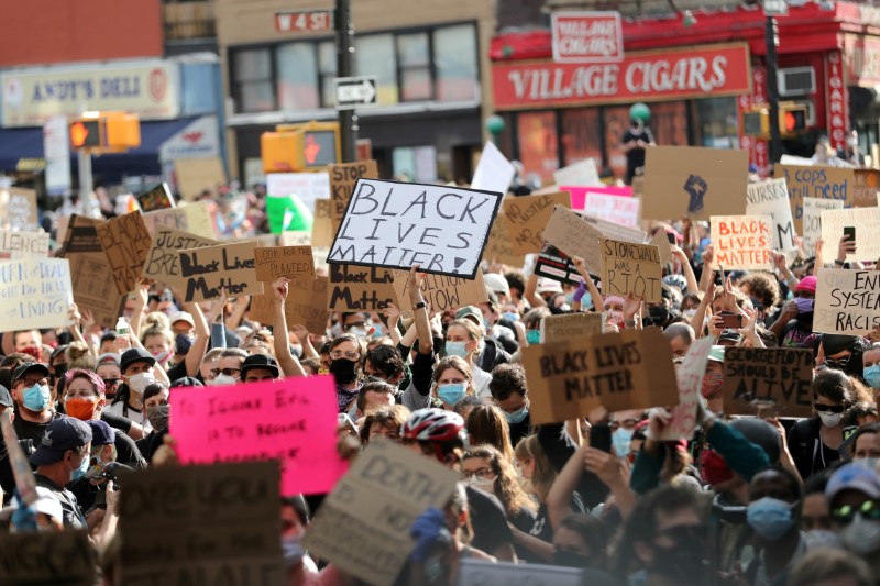 &copy; Reuters. Manifestantes protestam contra o racismo em Nova York