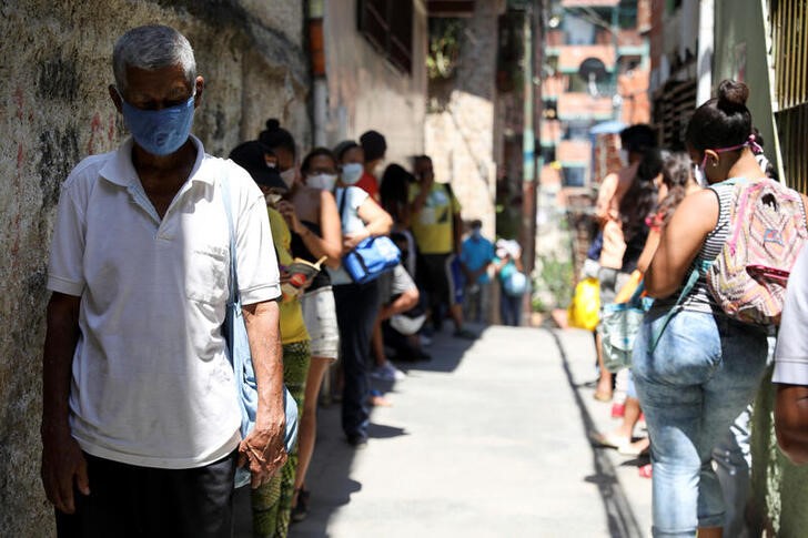 &copy; Reuters. Pessoas fazem fila para receber comidade de entidade de caridade em Caracas