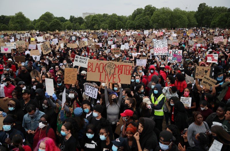 © Reuters. شرطة بريطانيا تقول إنها فزعت لموت الأمريكي فلويد وما لحقه من عنف