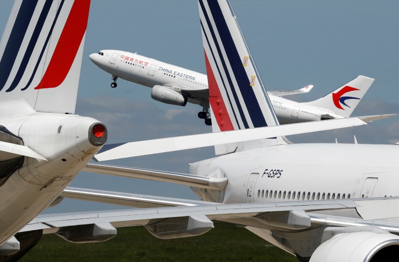 © Reuters. FILE PHOTO: Airplanes at Paris Charles de Gaulle airport in Roissy-en-France
