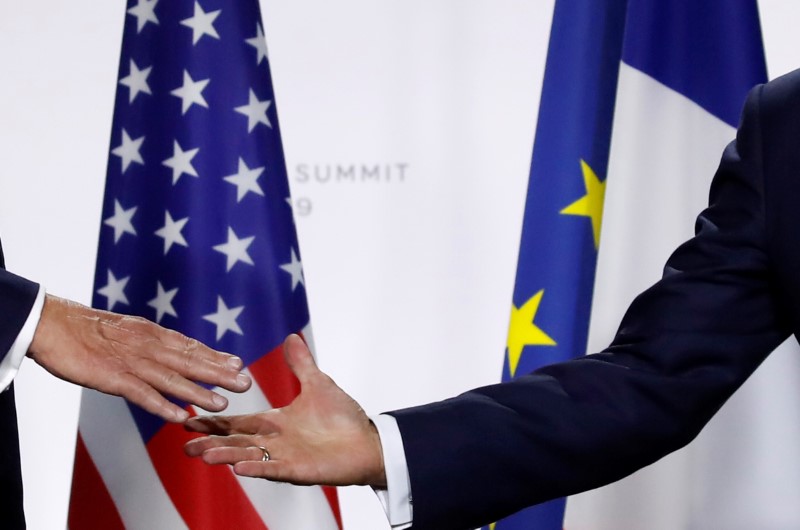 &copy; Reuters. FOTO DE ARCHIVO: Emmanuel Macrony Donald Trump se dan la mano en Biarritz