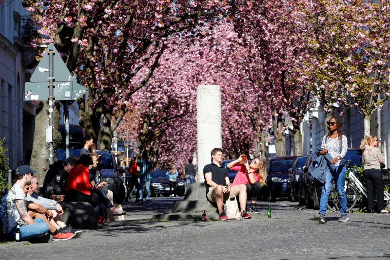 © Reuters. FILE PHOTO: People gather in Cherry Blossom Avenue despite the outbreak of the coronavirus disease (COVID-19) in Bonn