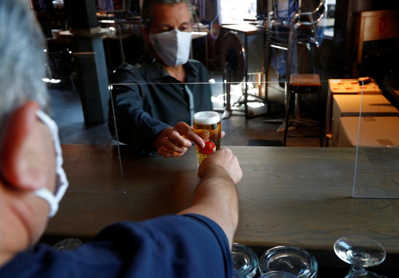 &copy; Reuters. Dono de bar belga testa barreira protetora contra coronavírus