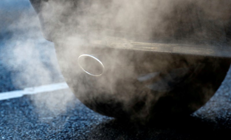 &copy; Reuters. FILE PHOTO: An exhaust pipe of a car is pictured on a street in a Berlin