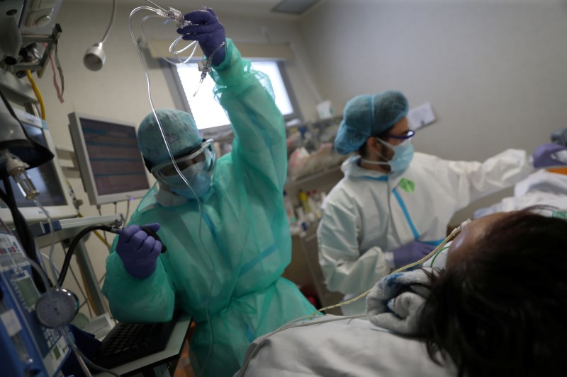 &copy; Reuters. Medical workers treat COVID-19 patients at Infanta Sofia University hospital ICU in Madrid