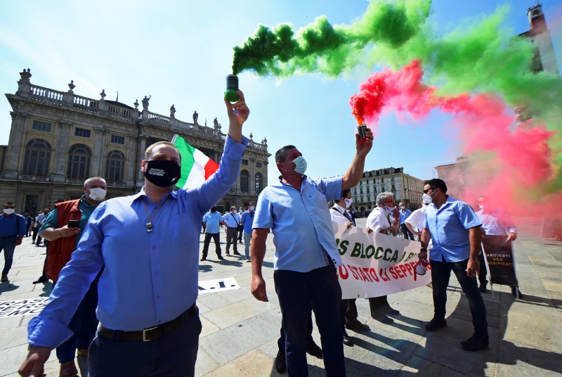 &copy; Reuters. Manifestantes protestam com fumaça durante ato de motoristas de ônibus de turismo que ficaram sem receber por meses devido à quarentena do coronavírus na Itália