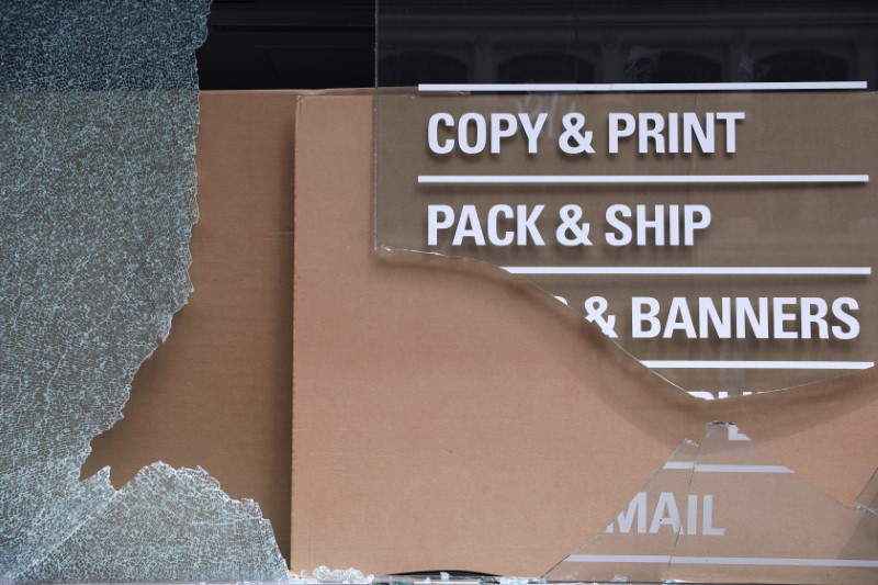 © Reuters. Damaged and boarded up storefronts are seen after protests against the death in Minneapolis police custody of George Floyd, in Manhattan