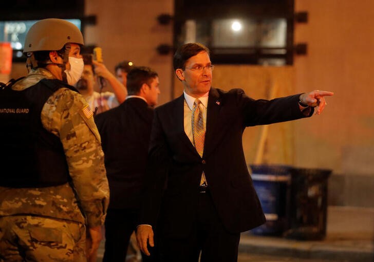 &copy; Reuters. Secretário de Defesa dos EUA, Mark Esper, visita militares que guardam a Casa Branca em Washington