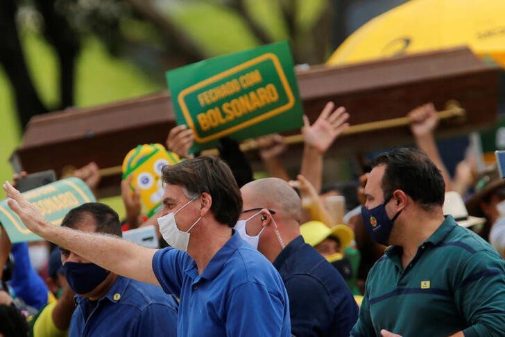 &copy; Reuters. Presidente Jair Bolsonaro acena para apoiadores durante manifestação no Palácio do Planalto