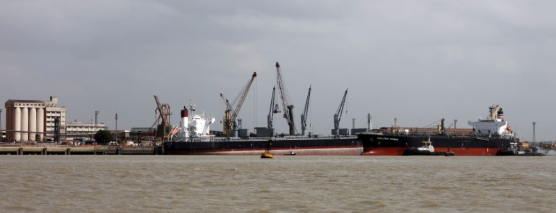 © Reuters. Vista de navios no porto de Itaqui, em São Luís (MA)