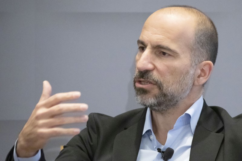 &copy; Reuters. Uber CEO Dara Khosrowshahi gestures as he speaks during a meeting with the Economic Club of New York in New York City