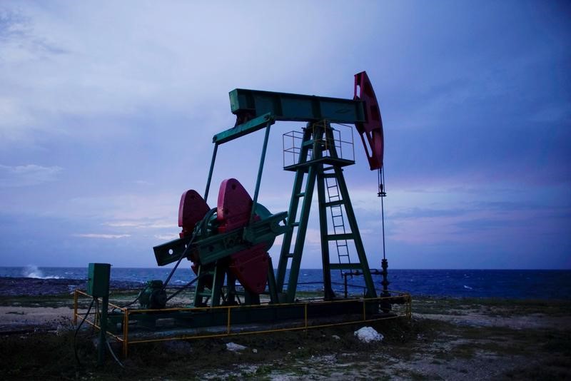 © Reuters. 原油先物は小幅高、減産延長巡り不透明感強まる