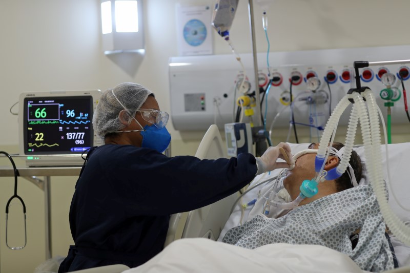 &copy; Reuters. Enfermeira atende paciente da Covid-19 em hospital municipal em São Paulo