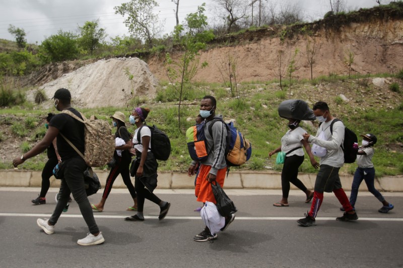 &copy; Reuters. African, Cuban and Haitian migrants, which are stranded in Honduras after borders were closed due to the coronavirus disease (COVID-19) outbreak, trek northward in an attempt to reach the United States, in Choluteca