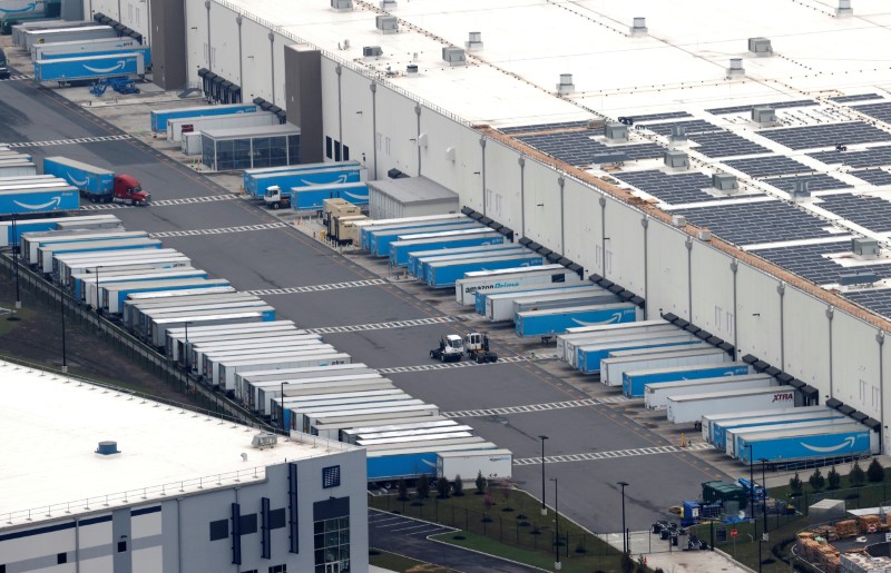 © Reuters. FILE PHOTO: Amazon.com trucks are seen at an Amazon warehouse in Staten Island in New York City