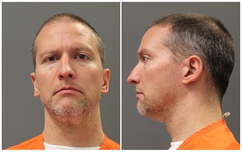 © Reuters. Former Minnesota police officer Derek Chauvin poses for a booking photograph