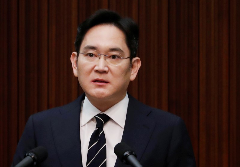 © Reuters. FILE PHOTO: Samsung Electronics Vice Chairman, Jay Y. Lee, speaks during a news conference at a company's office building in Seoul