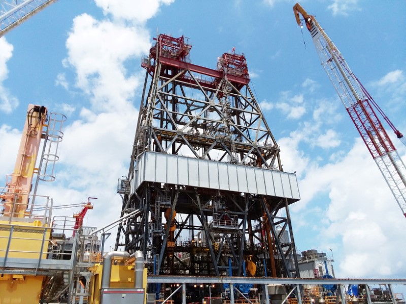 &copy; Reuters. FILE PHOTO: A massive drilling derrick is pictured on BP&apos;s Thunder Horse Oil Platform in the Gulf of Mexico