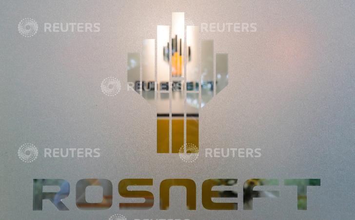 &copy; Reuters. FILE PHOTO: The logo of Russia&apos;s oil company Rosneft is pictured at the Rosneft Vietnam office in Ho Chi Minh City