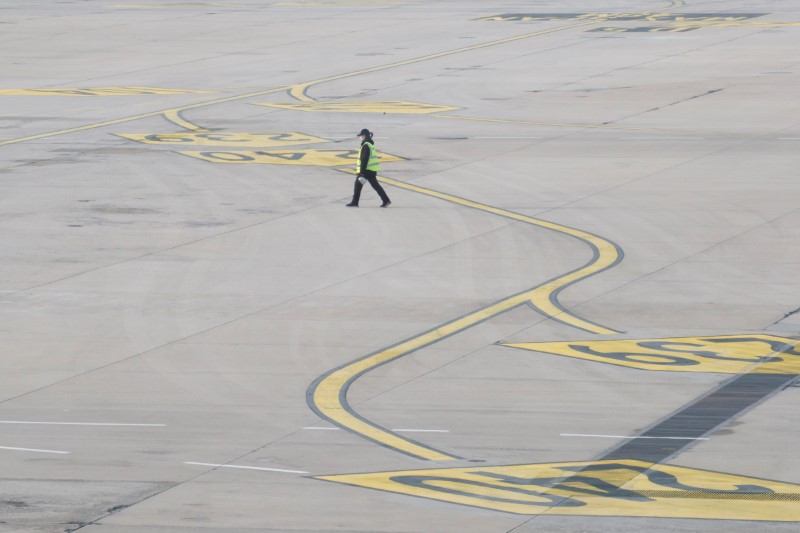 &copy; Reuters. FOTO DE ARCHIVO: Un trabajador por la pista del Aeropuerto Internacional de Pekín, China