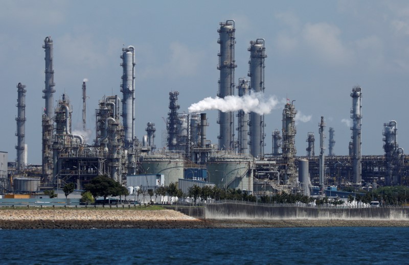 &copy; Reuters. FILE PHOTO: A general view of Shell&apos;s Pulau Bukom petrochemical complex in Singapore